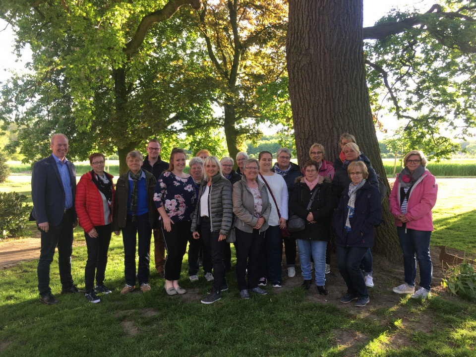 Mitglieder der Frauen Union im Kreis Warendorf mit der Kreisvorsitzenden Elke Duhme und Daniel Hagemeier MdL (1.v.l.) und der Familie Hengemann
