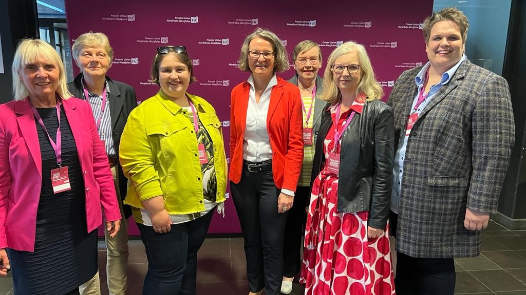 von links nach rechts: Elke Duhme, Annette Stork, Kreisvorsitzende Ann-Sophie Pachal, Ministerin Ina Scharrenbach, Monika Berheide, Iris Binder und Sabrina Salomon